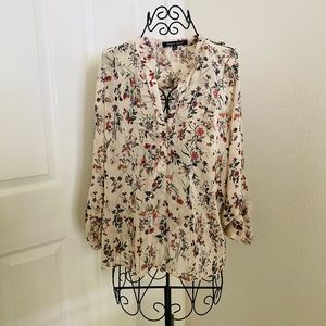Sweet Rain
Size M Floral Sleeve Blouse